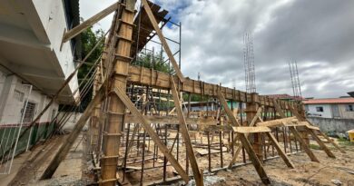 A construção da quadra coberta da Escola Luís Pacheco dos Reis, no bairro Barreiros, vai garantir mais conforto e segurança aos estudantes durante as atividades esportivas e recreativas