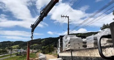 Infraestrutura avançando, com a pavimentação em lajotas no Trecho II, no bairro Laranjeiras, vai garantir mais conforto, segurança e mobilidade aos moradores